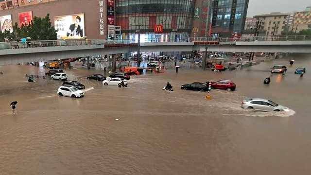 Люди в метро по шею в воде: мощный ливень затопил китайский Чжэнчжоу