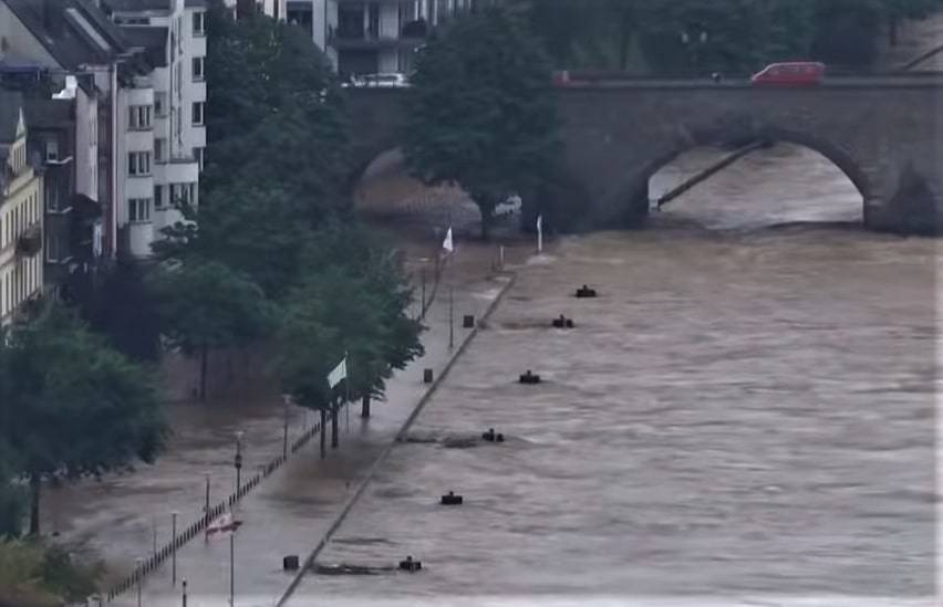 В результате наводнения в Германии затопило салон элитных авто и мира