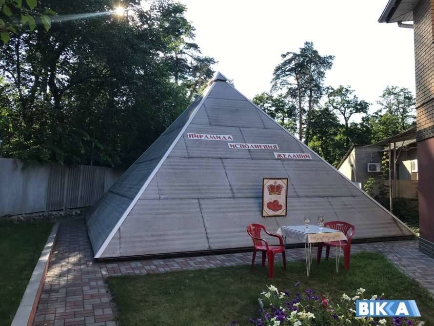 В Черкасской области пенсионер построил пирамиду и учит людей в ней жить