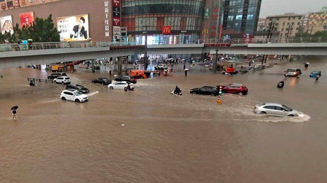 В Китае 12 человек утонули в метро, затопленном сильными ливнями