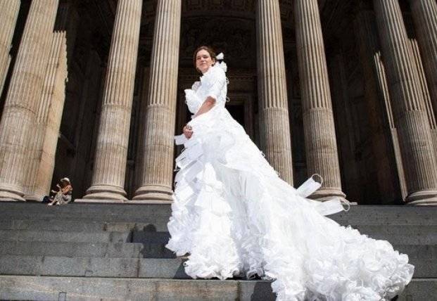 В Великобритании создали свадебное платье из защитных масок (фото)