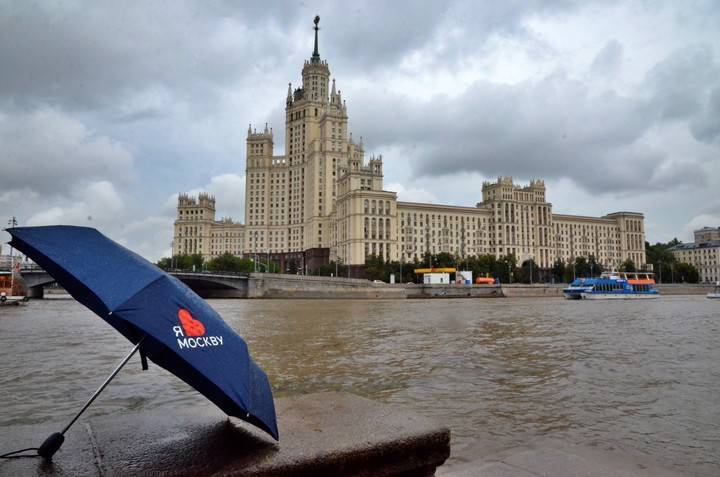 Москвичам пообещали спад жары без ливней и вихрей