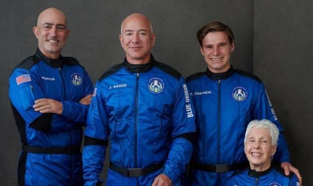 Компания Blue Origin успешно провела первый пилотируемый запуск космического корабля New Shepard