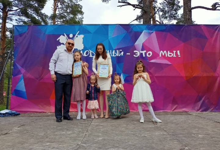 «Семья года» живёт в Ленобласти: многодетная чета из Тосненского района победила в финале всероссийского конкурса