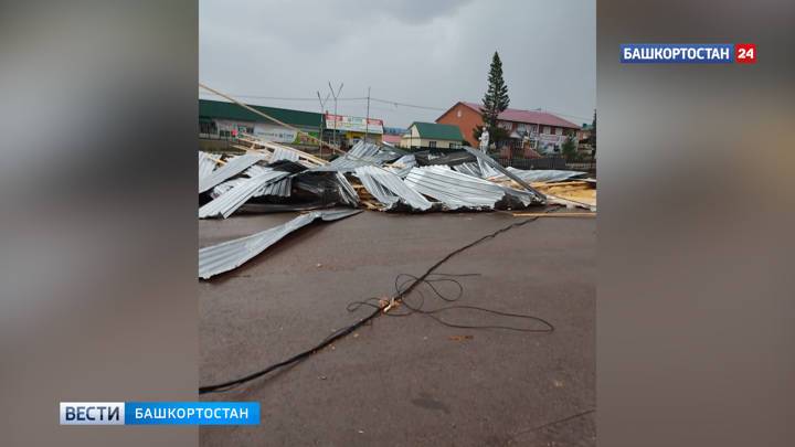 Ураганный ветер снес крышу ТЦ в Башкирии, пострадал ребенок