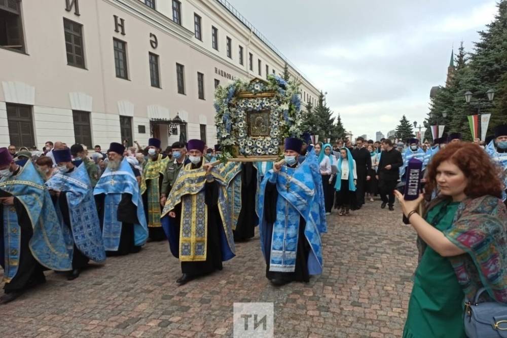 В Казани прошел Крестный ход в честь освящения собора Казанской иконы Божией Матери