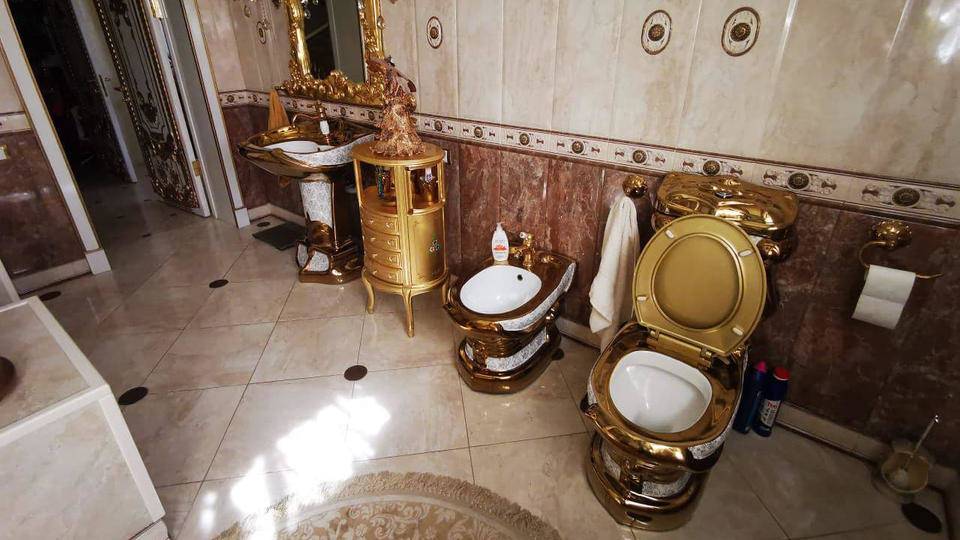 В доме задержанного главы ГИБДД Ставропольского края обнаружили золотой унитаз