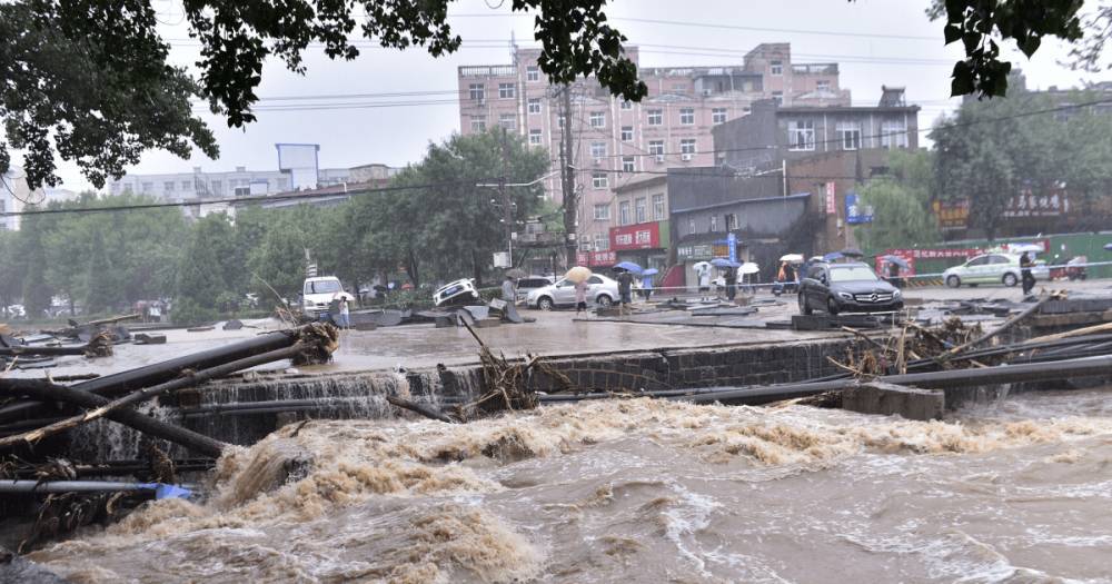 Сильнейшее наводнение в Китае: 12 погибших, 100 тыс. эвакуированных (видео, фото)