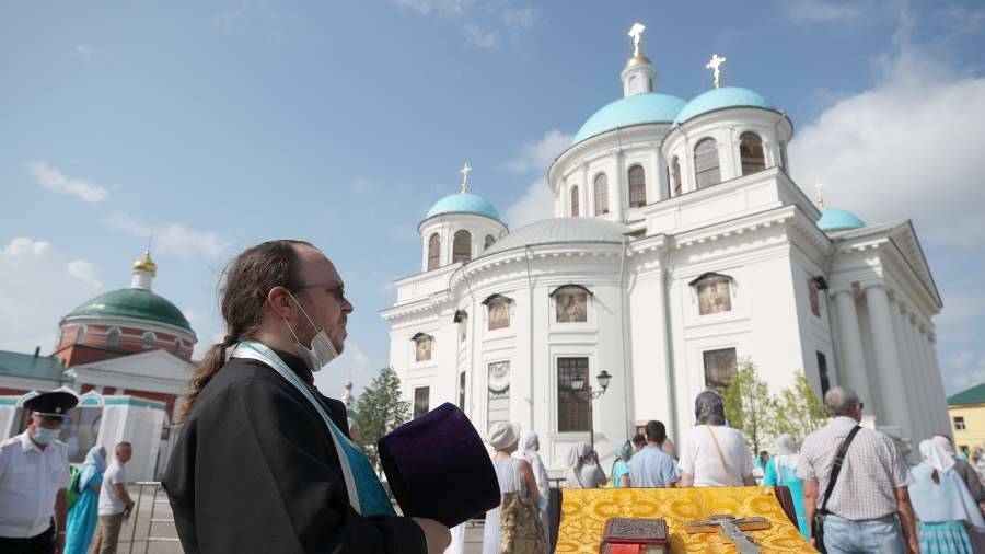 Сотни людей собрались на освящение собора Казанской иконы Божией матери