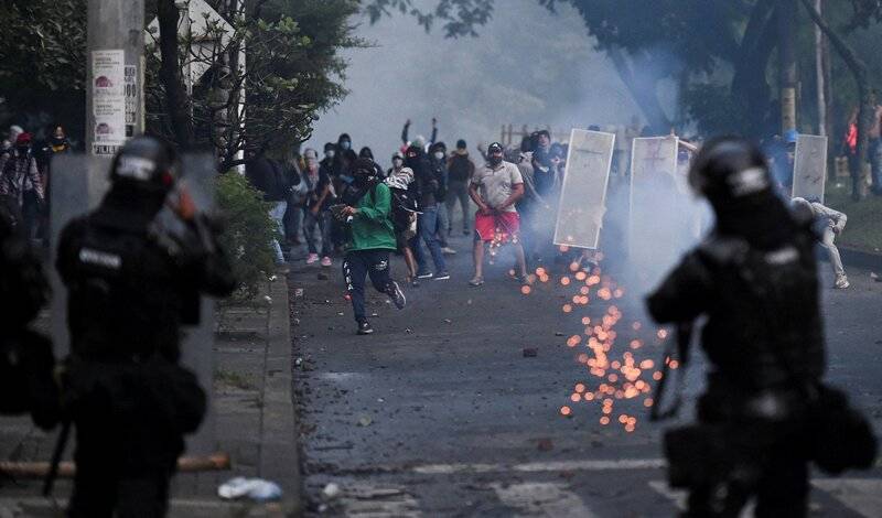 В Колумбии вандалы превратили мирные марши в беспорядки