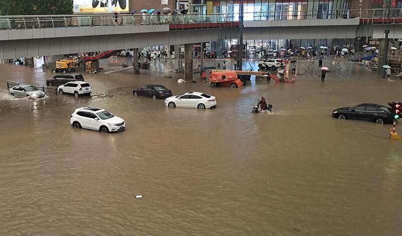 Из затопленного китайского Чжэнчжоу эвакуировано 200 тысяч жителей