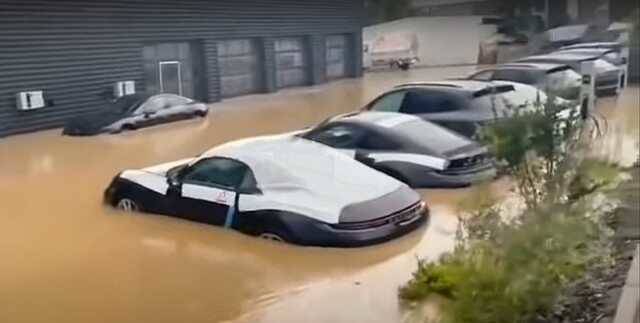 В Германии из-за наводнения затопило автосалон с новенькими Porsche