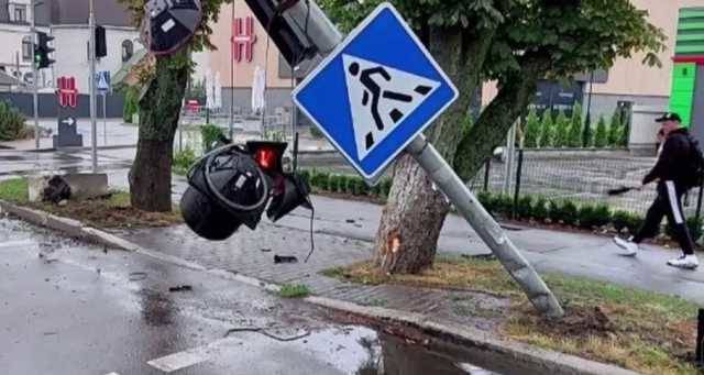В Борисполе Porsche Cayenne на скорости протаранил светофор: Момент аварии попал на видео