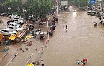 Китайская провинция Хэнань ушла под воду из-за крупнейшего за тысячу лет ливня