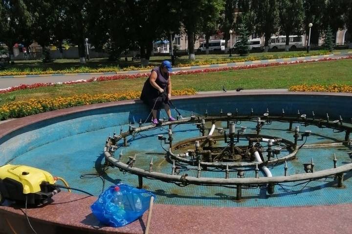 В Мичуринске приводят в порядок городские фонтаны