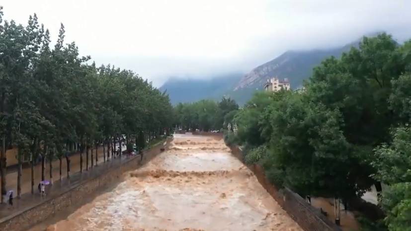 Разрушенная плотина и затопленное метро: власти Китая эвакуируют людей из-за наводнения в Чжэнчжоу