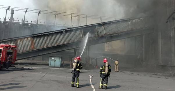 На Авдеевском коксохиме загорелся конвейерный транспортер: пожар удалось потушить (ФОТО)