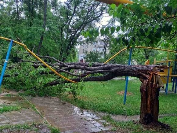 В Башкирии во время урагана сорванная крыша ТЦ упала на 14-летнюю девочку