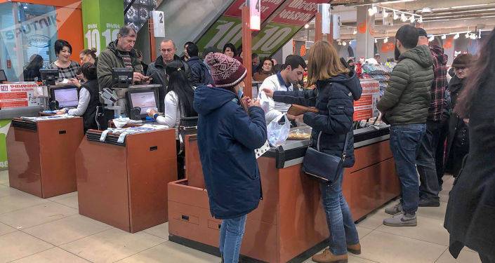 Российский робот стал консультантом в одном из супермаркетов Еревана