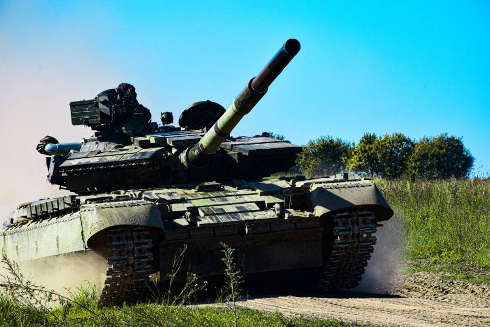 При погрузке перевернулся танк вооружённых сил Украины