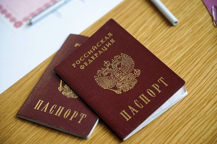 Россиянам разрешили не ставить штампы о регистрации брака в паспортах