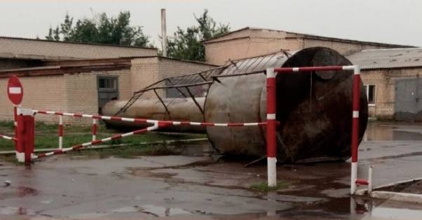 На севере Луганской области ураган повалил водонапорную башню, снес крышу школы и больницы