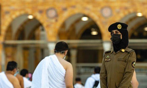В Саудовской Аравии женщины начали охранять паломников во время хаджа