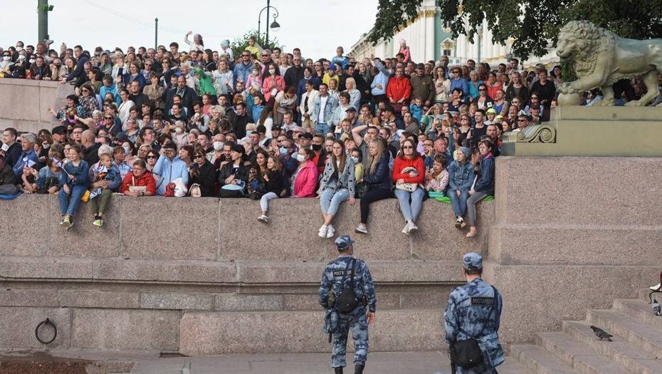 Петербуржцев не пустят на парад в День ВМФ