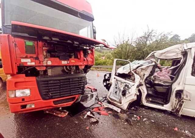 На Ивано-Франковщине водитель микроавтобуса врезался в грузовик, 2 взрослых и 6 детей в больнице