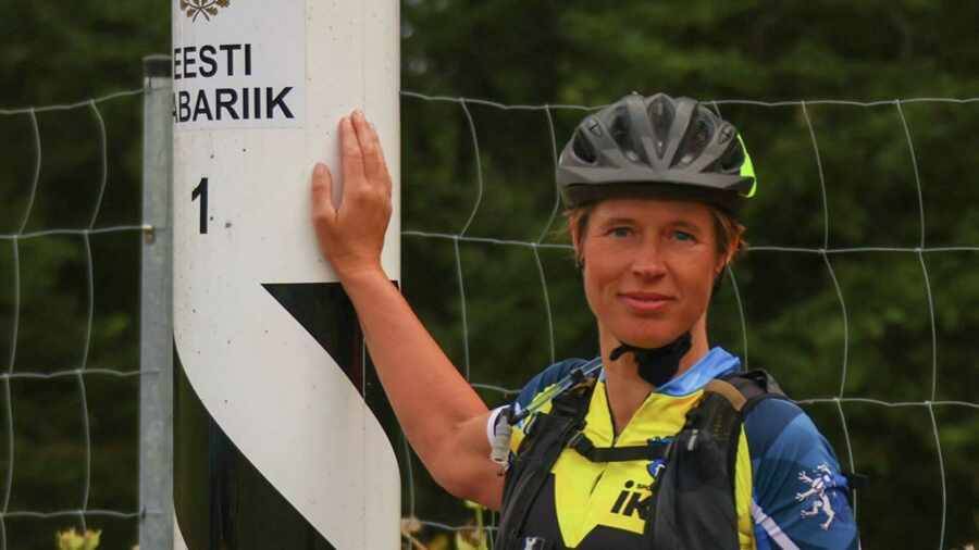 Президент Эстонии лично защищает границы на велосипеде
