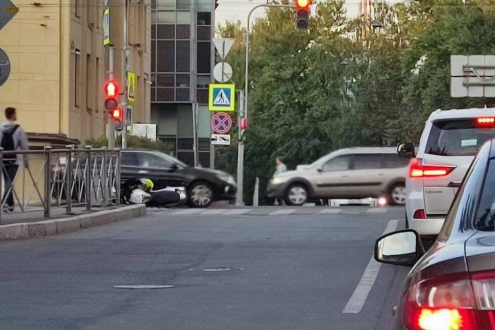 На проспекте Медиков мотоцикл попал под колеса автомобиля