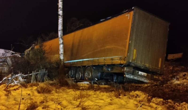 В Новгородской области грузовик врезался в дом и сдвинул его на полтора метра