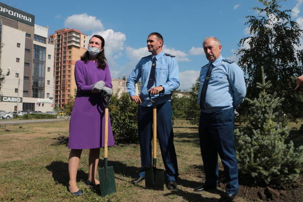 Мэр Омска и заместитель генпрокурора России посадили деревья в сквере Алексея Казанника