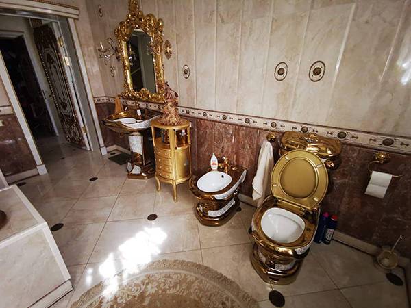 Глава ГИБДД Ставрополья заявил, что особняк с "золотыми" унитазами принадлежит не ему