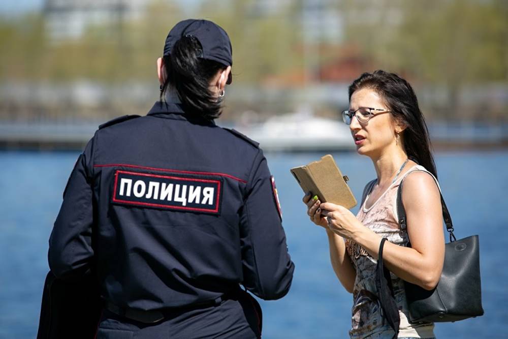 В Петербурге ищут женщину, избившую на улице палкой двух детей и сотрудника полиции