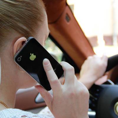 В России предложили повысить штраф за пользование телефоном за рулем