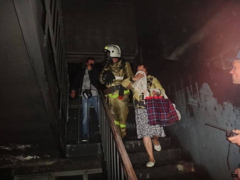 В Смоленской области пожарные ночью эвакуировали 12 человек