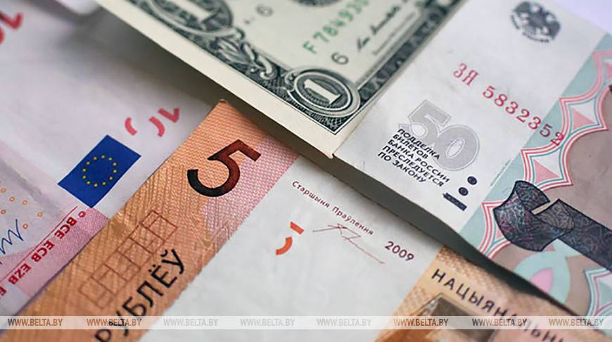 Доллар и евро на торгах 22 июля подешевели, российский рубль подорожал