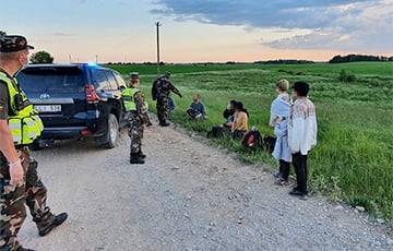 Детям нелегалов, переходивших границу Беларуси с Литвой, люди в масках дали какие-то таблетки
