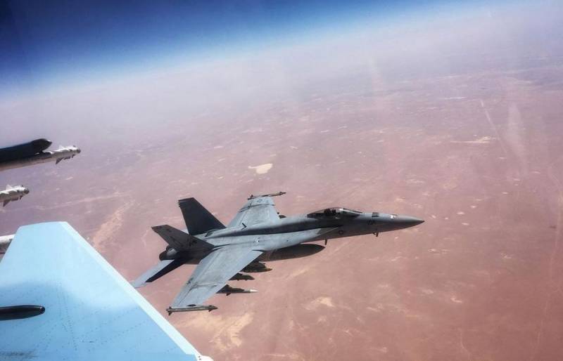 Опубликовано фото опасной встречи Су-30СМ и американского F/A-18 в небе Сирии