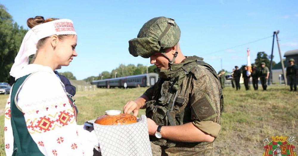 Встретили хлебом и солью. В Беларусь прибыли российские войска для "Запад-2021" (фото)