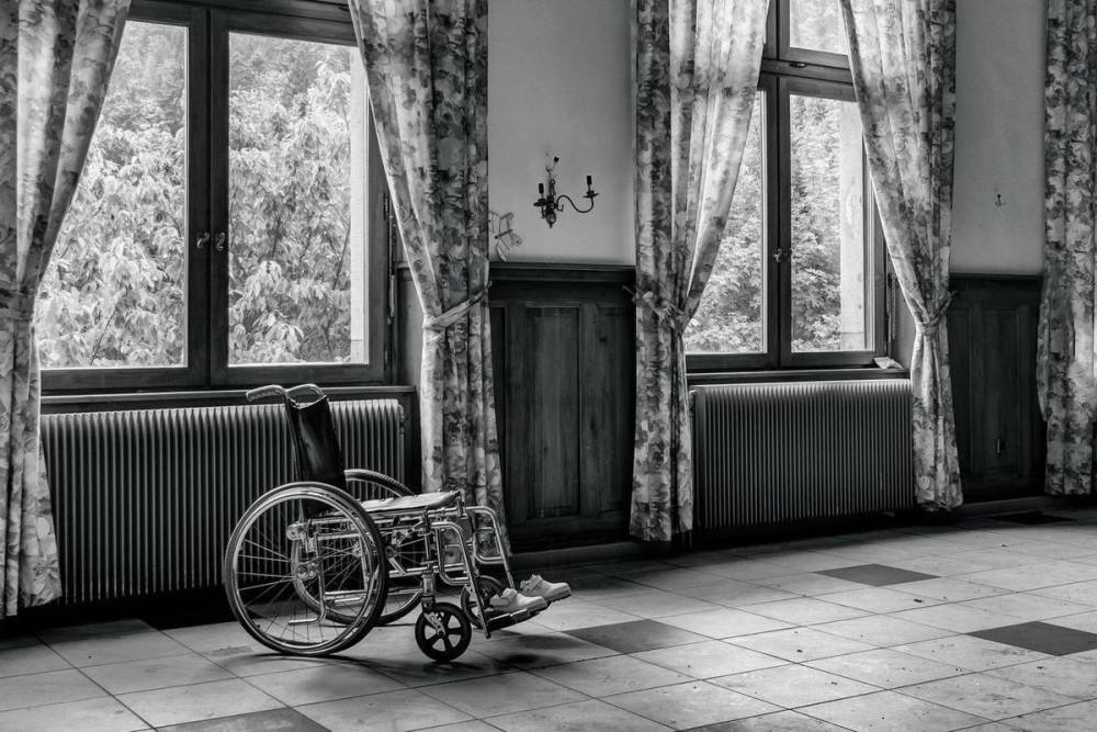Десногорске женщина забрала у пожилой находящей женщины ее кресло-коляску, что ее продать