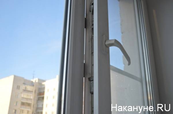 В Челябинске двухлетний ребенок выпал из окна на седьмом этаже