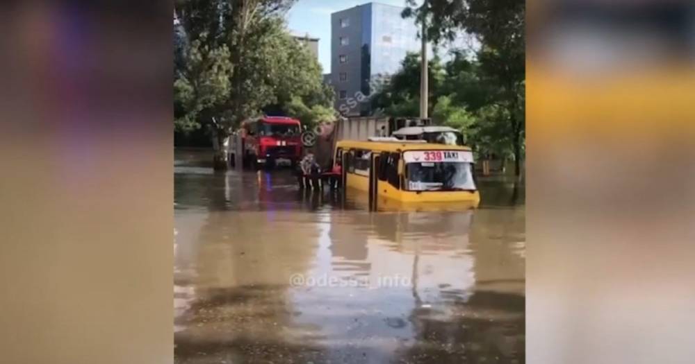 Потоп в Одессе: пассажиры маршрутки вплавь покидали салон (видео)