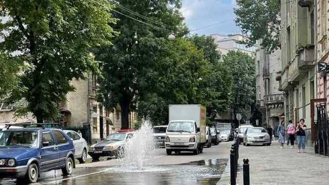 Почти в центре Львова посреди дороги начал бить фонтан