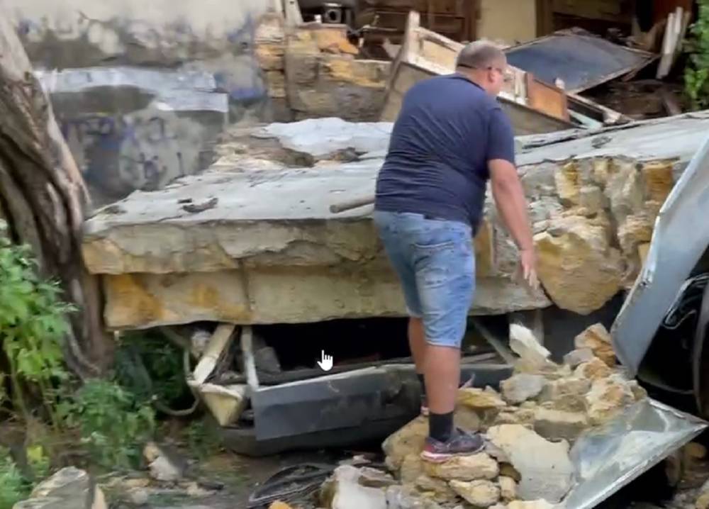 Стена обрушилась в Одессе, видео ЧП: "Под завалами оказались..."