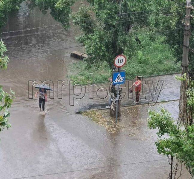 В Мариуполе ливень затопил город: поток воды сбивал людей с ног