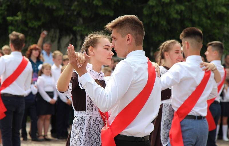 Губернатор Смоленской области поручил организовать общерегиональный выпускной для 11-классников