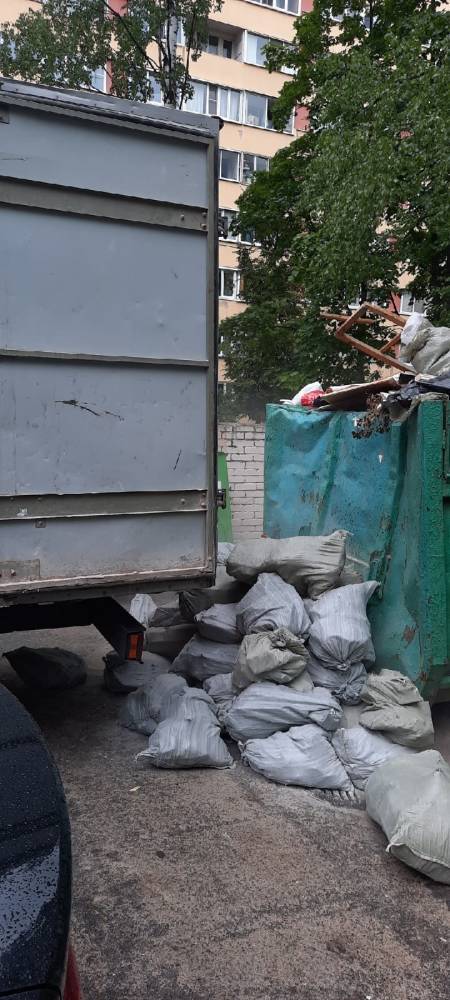 Неизвестные из Газели выбрасывали мусор в Санкт-Петербурге — фото и видео