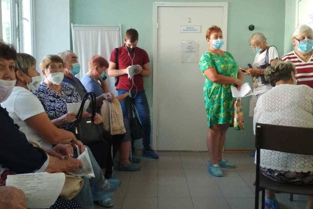 Очередь на вакцинацию от коронавируса выстроилась в Калининском районе Новосибирска